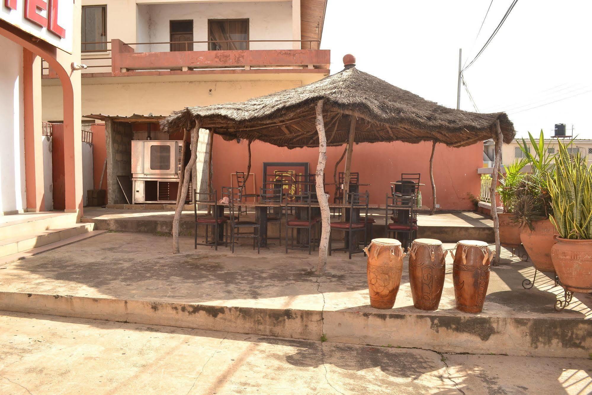 Pink Hostel Accra Exterior photo