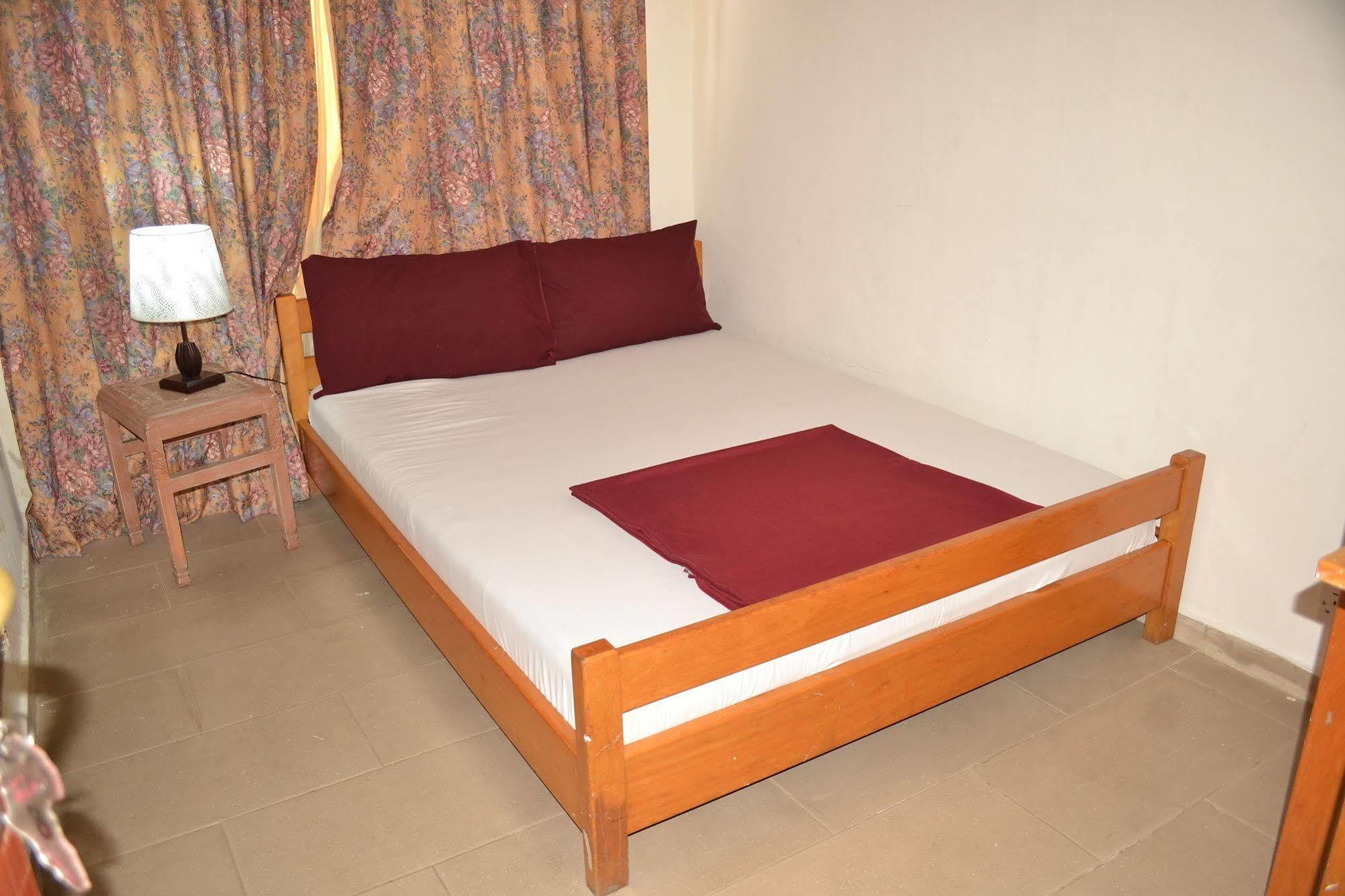 Pink Hostel Accra Exterior photo