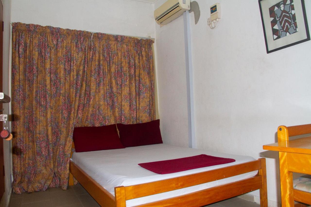 Pink Hostel Accra Exterior photo