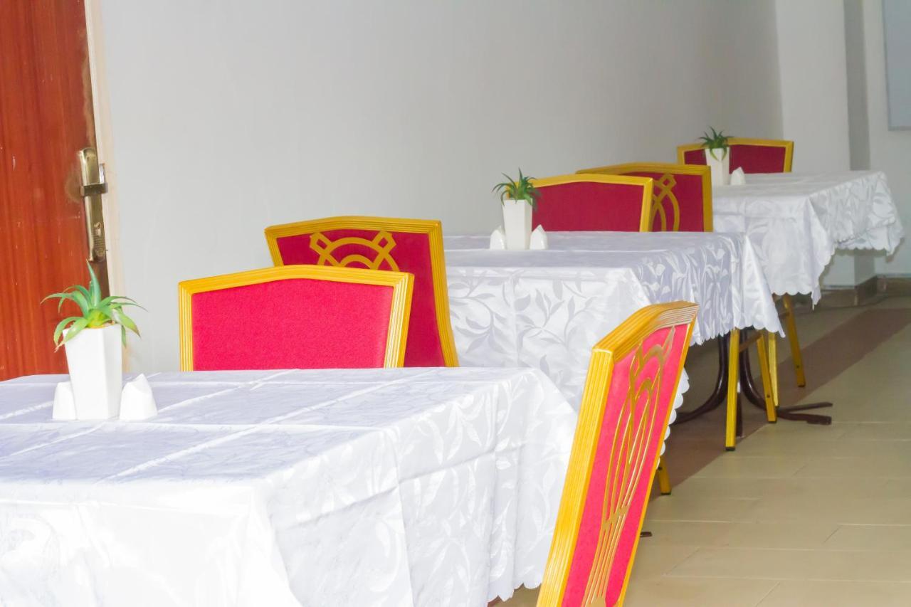 Pink Hostel Accra Exterior photo